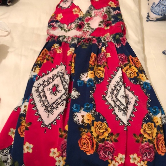 Beautiful halter dress - Picture 2 of 6